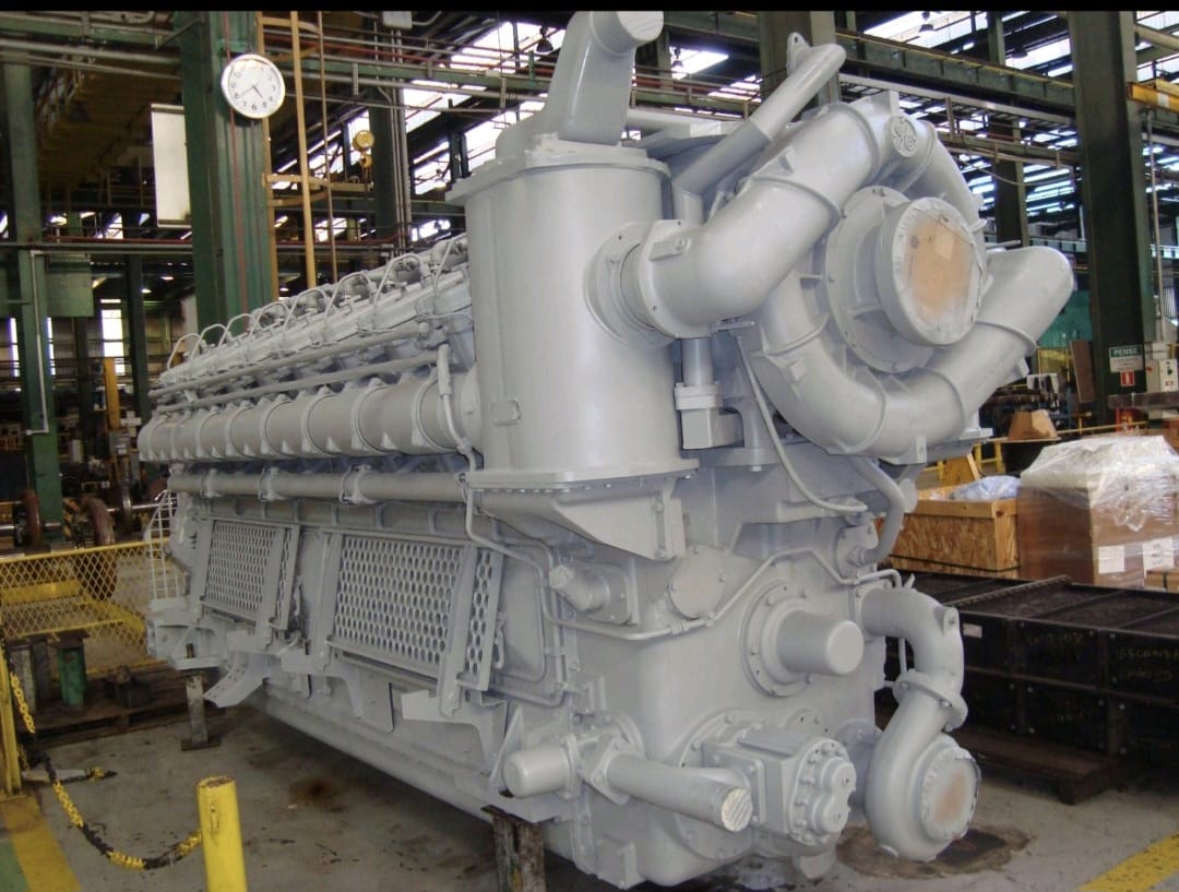 Motor diesel desmontado em oficina