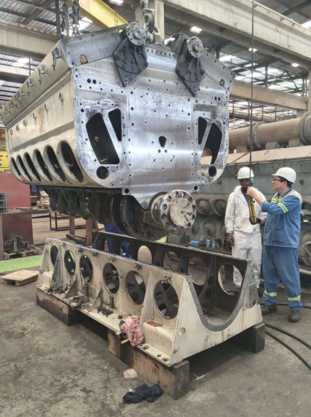 Equipa de manutenção a trabalhar em motor diesel