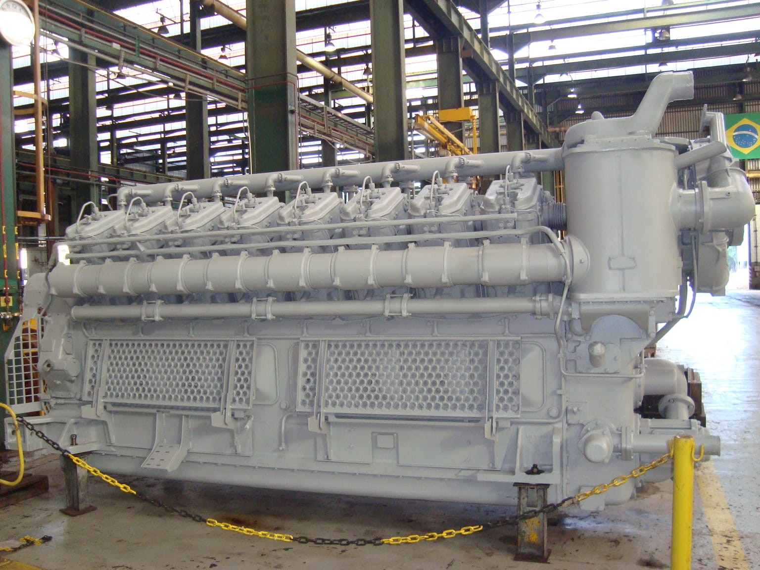 Motor diesel de locomotiva em oficina ferroviária