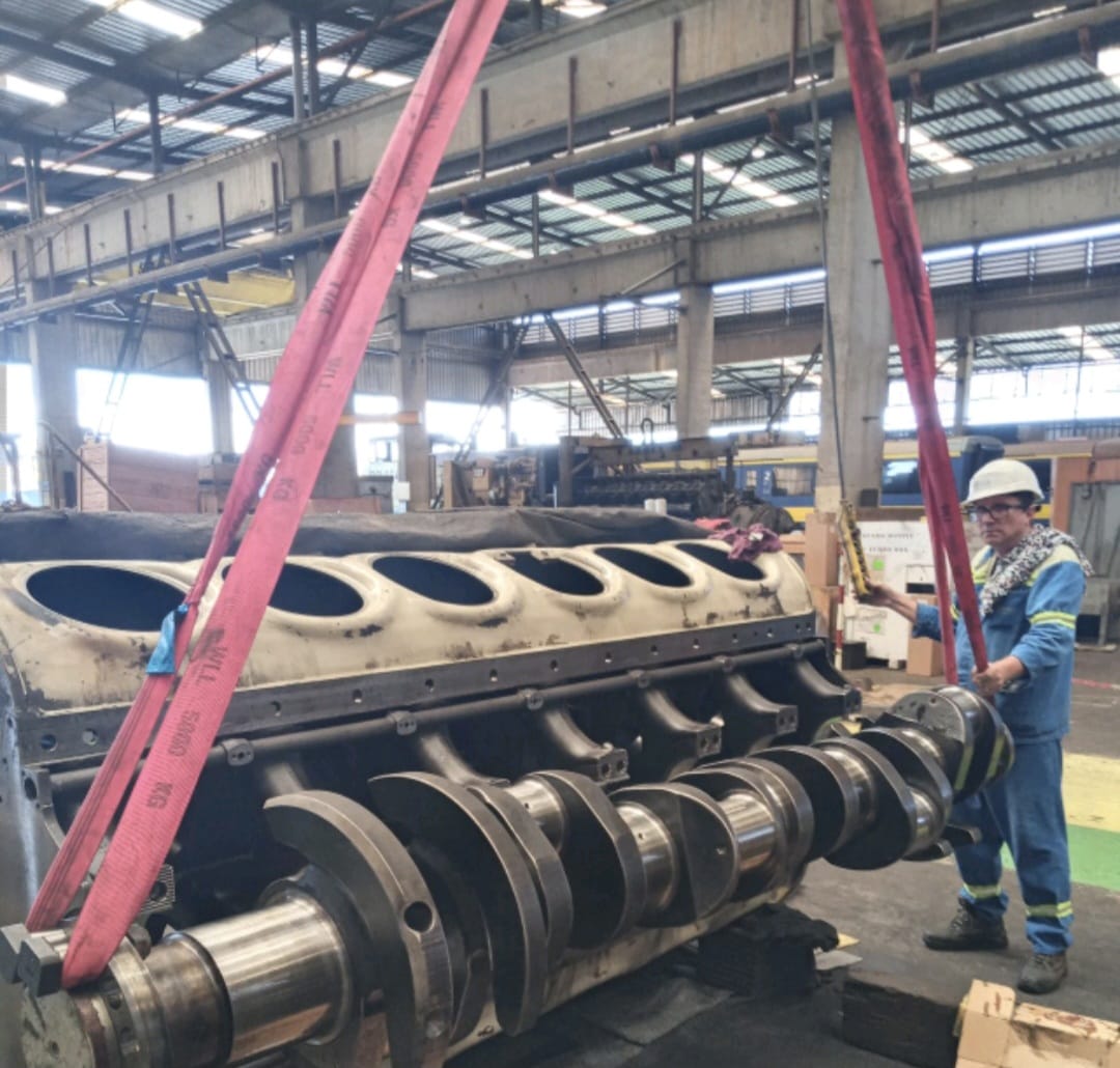 Conjunto de cilindros de locomotiva em oficina
