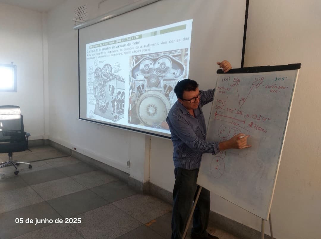 Formador a explicar sistema de locomotiva