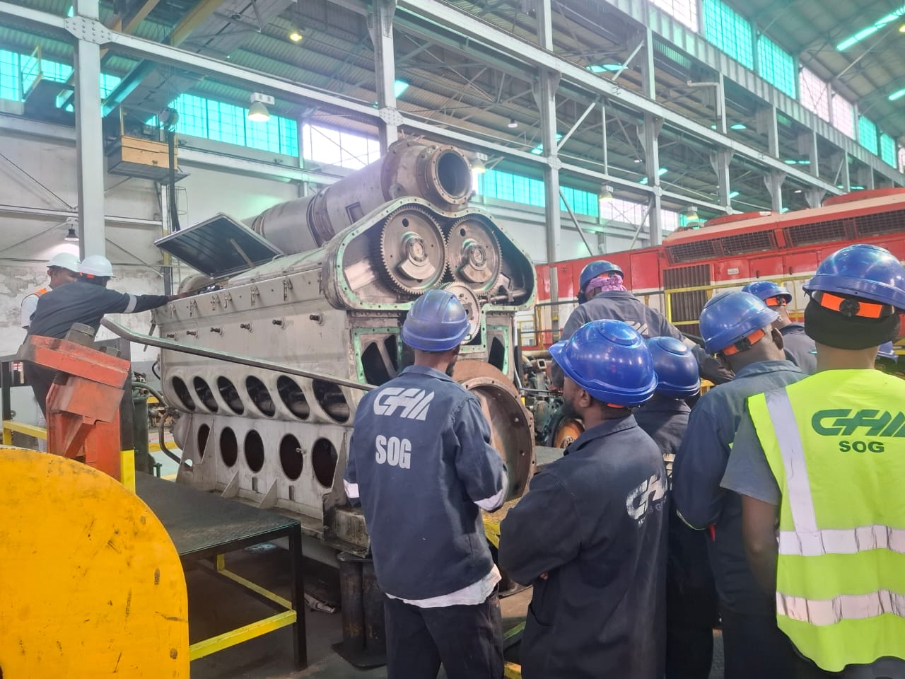 Técnicos a trabalhar num motor de locomotiva