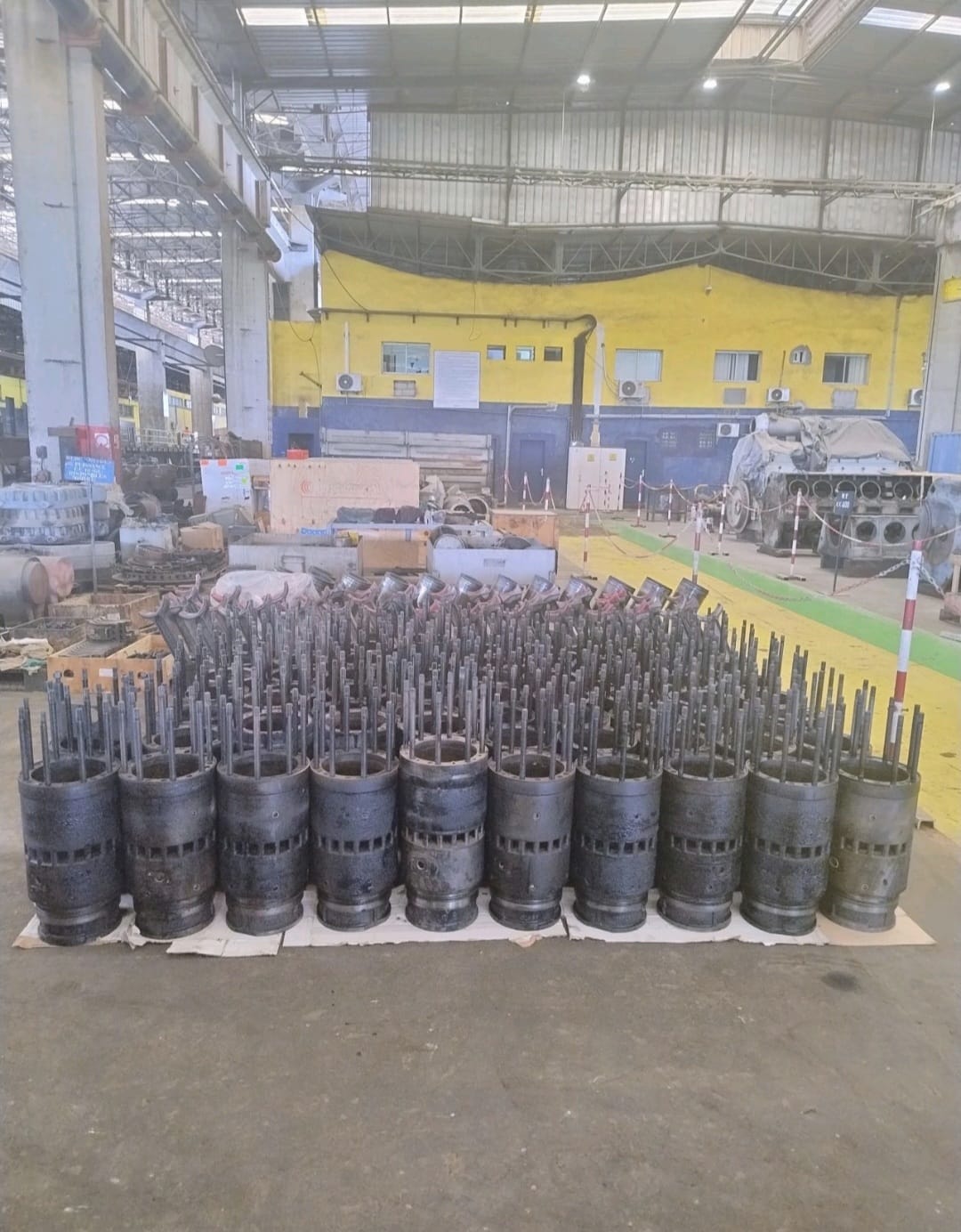 Componentes de motor diesel em oficina
